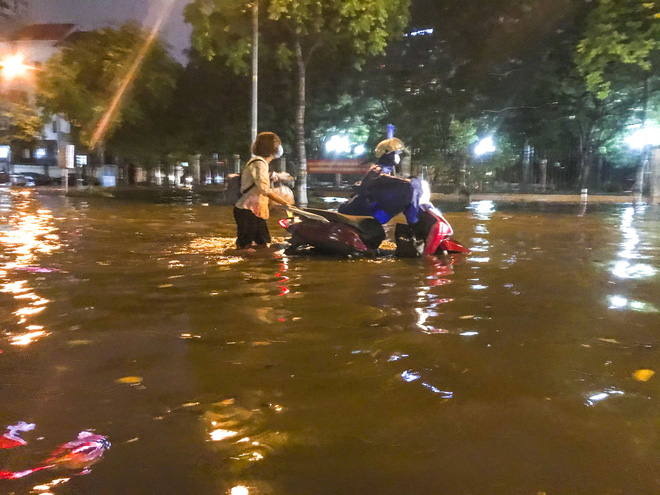 Hà Nội ngập sâu trong biển nước sau cơn mưa lớn đầu mùa - Ảnh 10.