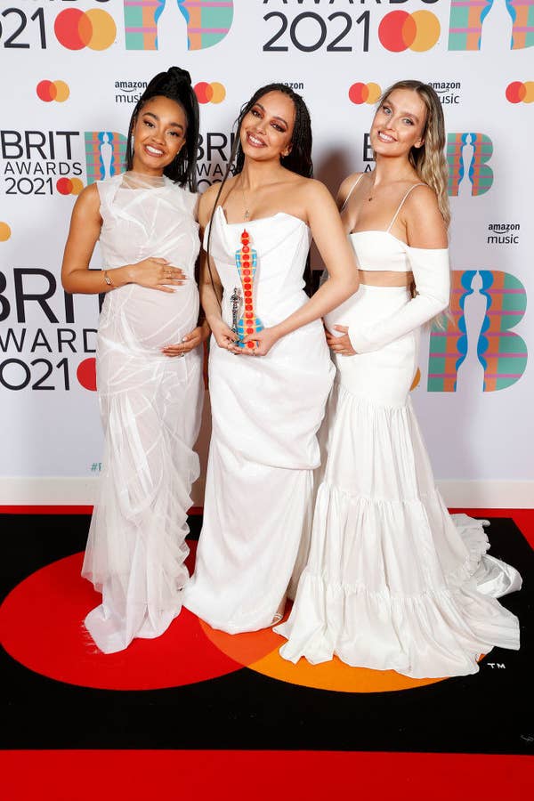 Siêu thảm đỏ BRIT Awards: Taylor Swift bất ngờ mảnh mai, chạm mặt tình cũ nhưng spotlight đổ dồn về màn chặt chém của Dua Lipa - Ảnh 9.