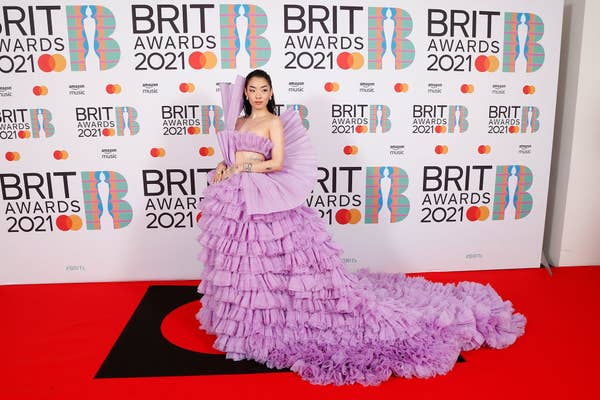 Siêu thảm đỏ BRIT Awards: Taylor Swift bất ngờ mảnh mai, chạm mặt tình cũ nhưng spotlight đổ dồn về màn chặt chém của Dua Lipa - Ảnh 16.