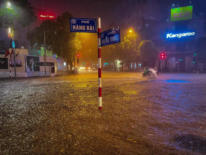 Hà Nội ngập sâu trong biển nước sau cơn mưa lớn đầu mùa - Ảnh 4.