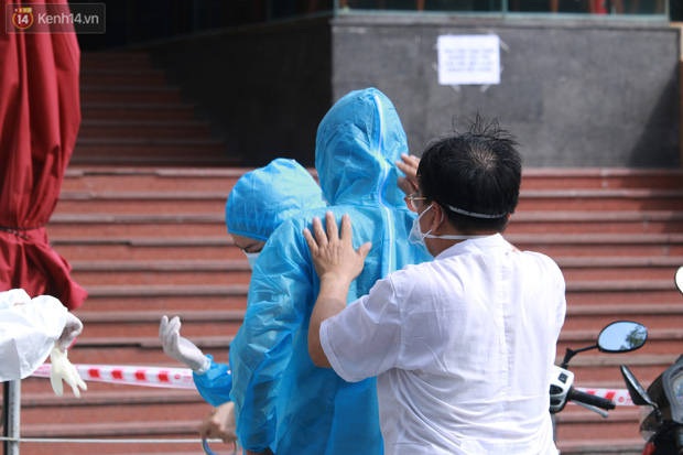 Hà Nội: Phong tỏa tạm thời Chung cư Hồ Gươm Plaza sau khi ghi nhận ca dương tính với SARS-CoV-2 - Ảnh 8.