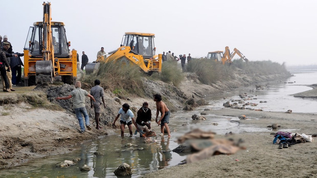 Sau vụ xác chết trôi dạt trên sông Hằng, Ấn Độ tiếp tục phát hiện hàng chục thi thể vô danh bị chôn vùi dưới cát - Ảnh 2.