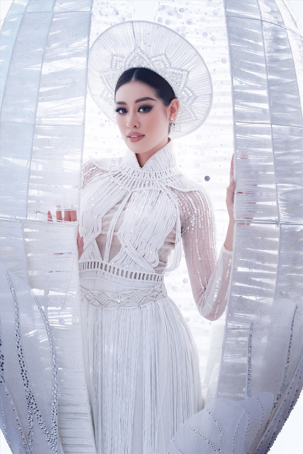 Ngắm trọn vẹn quốc phục Khánh Vân sẽ diện ở đêm Bán kết Miss Universe 2020: Cầu kỳ đến mức bị thương, nhưng tôn visual đỉnh cao - Ảnh 2.