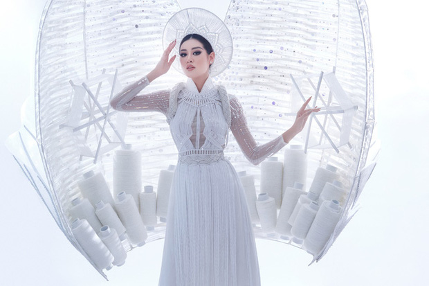 Ngắm trọn vẹn quốc phục Khánh Vân sẽ diện ở đêm Bán kết Miss Universe 2020: Cầu kỳ đến mức bị thương, nhưng tôn visual đỉnh cao - Ảnh 3.