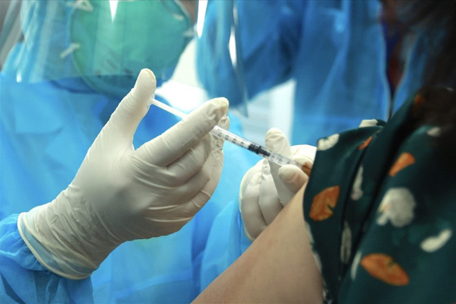 GS.TS Nguyễn Văn Kính: Tiêm xong 2 mũi vắc xin vẫn có thể mắc Covid-19 - Ảnh 1.
