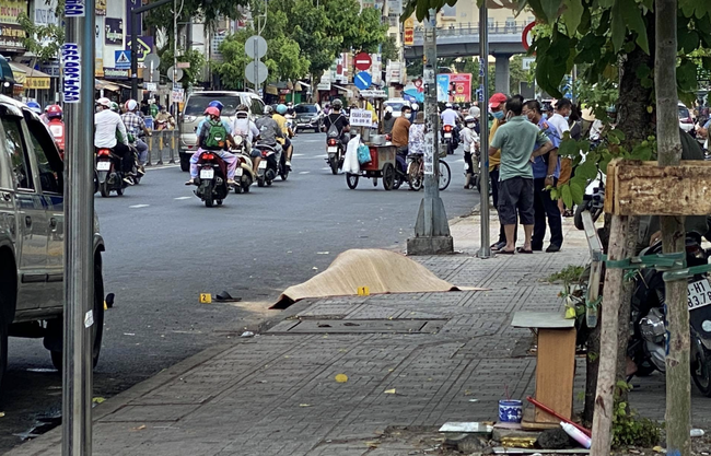 Hoàn cảnh đáng thương của tài xế xe ôm bị đâm chết gần cổng bệnh viện: Sống lang thang, tô cơm người bạn mang đến chưa kịp ăn - Ảnh 1.