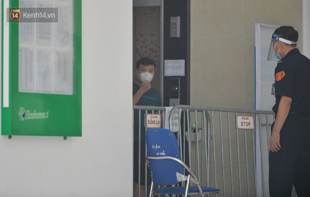 Ảnh: Hà Nội phong toả một tầng chung cư Ecohome 3 sau khi kỹ thuật viên Bệnh viện Phổi trung ương dương tính SARS-CoV-2 - Ảnh 4.