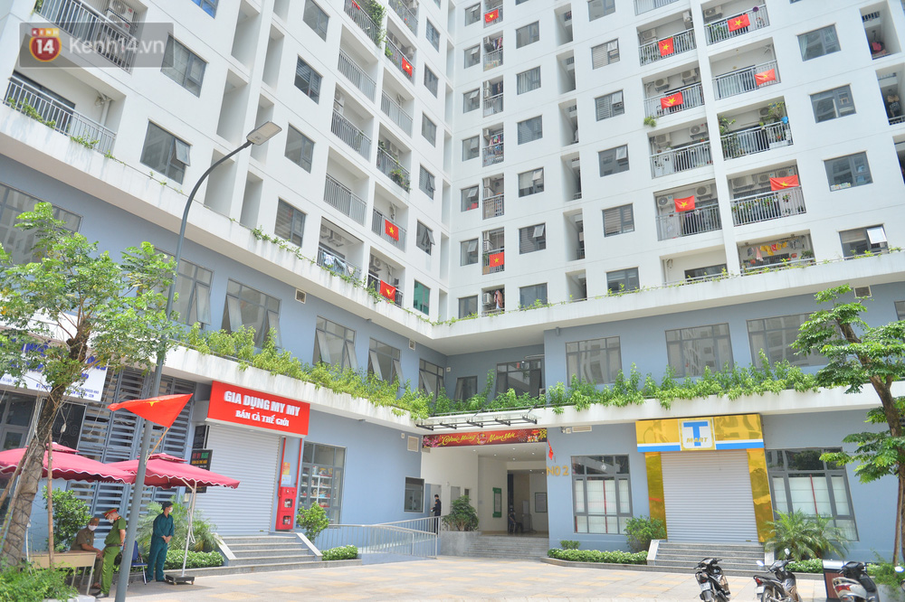 Ảnh: Hà Nội phong toả một tầng chung cư Ecohome 3 sau khi kỹ thuật viên Bệnh viện Phổi trung ương dương tính SARS-CoV-2 - Ảnh 1.