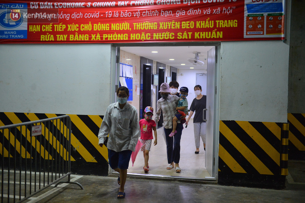 Ảnh: Hà Nội phong toả một tầng chung cư Ecohome 3 sau khi kỹ thuật viên Bệnh viện Phổi trung ương dương tính SARS-CoV-2 - Ảnh 10.