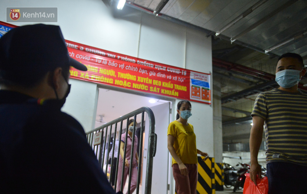 Ảnh: Hà Nội phong toả một tầng chung cư Ecohome 3 sau khi kỹ thuật viên Bệnh viện Phổi trung ương dương tính SARS-CoV-2 - Ảnh 12.