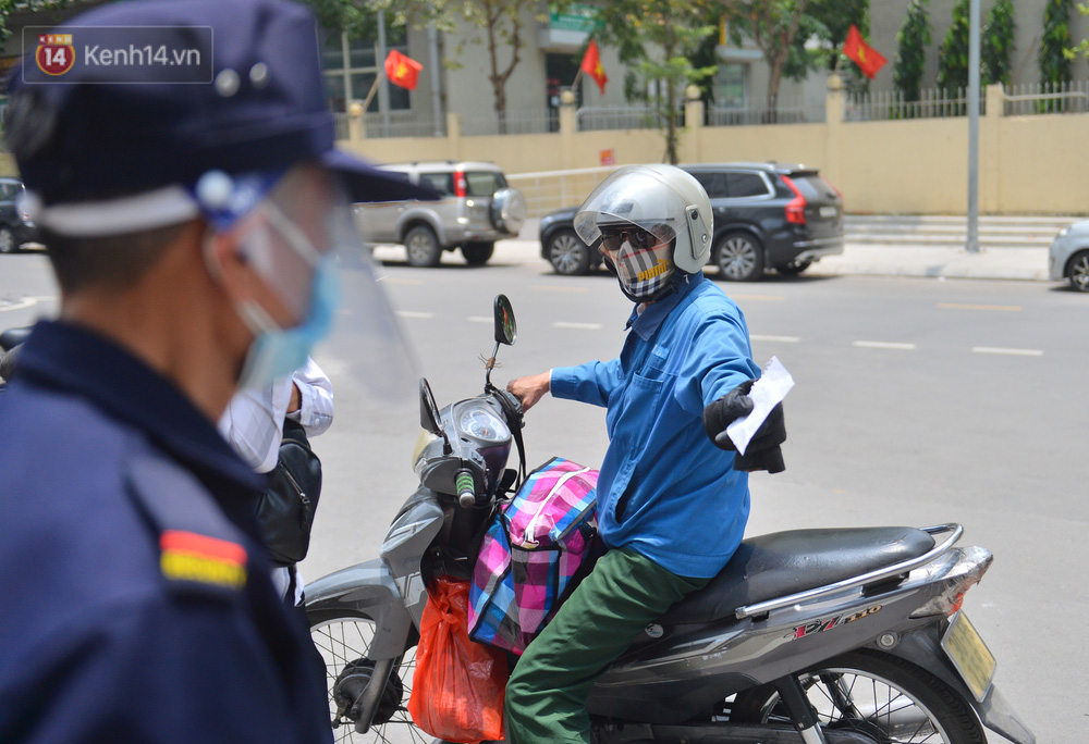 Ảnh: Hà Nội phong toả một tầng chung cư Ecohome 3 sau khi kỹ thuật viên Bệnh viện Phổi trung ương dương tính SARS-CoV-2 - Ảnh 8.