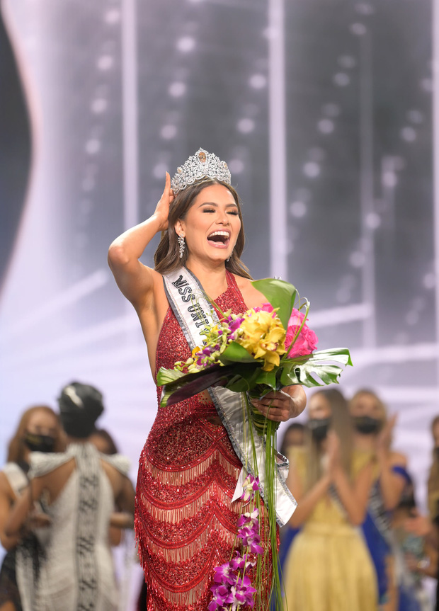 2 thái cực biểu cảm cựu và tân Miss Universe gây bão: Bên cười không khép được miệng, bên căng thẳng trao lại vương miện 115 tỷ - Ảnh 6.