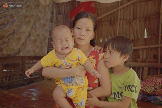 Chồng bỏ lúc mang thai, người mẹ bất lực nhìn 3 đứa con thơ khát sữa, cha già bệnh tật mà thiếu tiền chữa trị - Ảnh 1.