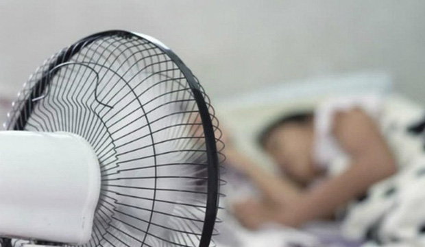 Những sai lầm khi bật quạt điện mùa hè mà người Việt cần bỏ ngay kẻo cảm lạnh, hại tim và thậm chí gây tai biến - Ảnh 2.
