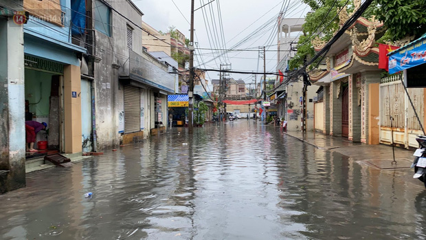 TP.HCM: Mưa lớn kéo dài khiến nhiều tuyến đường ngập nặng, người dân bất lực với phương tiện chết máy - Ảnh 11.