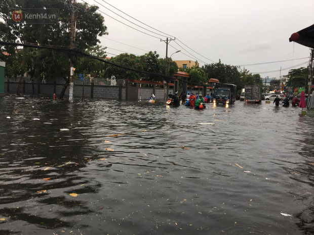 TP.HCM: Mưa lớn kéo dài khiến nhiều tuyến đường ngập nặng, người dân bất lực với phương tiện chết máy - Ảnh 23.