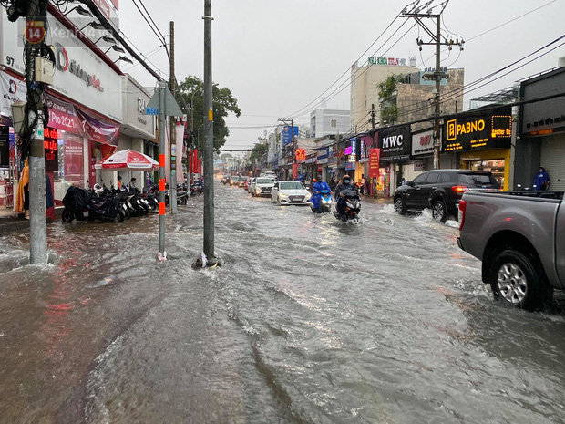 TP.HCM: Mưa lớn kéo dài khiến nhiều tuyến đường ngập nặng, người dân bất lực với phương tiện chết máy - Ảnh 6.