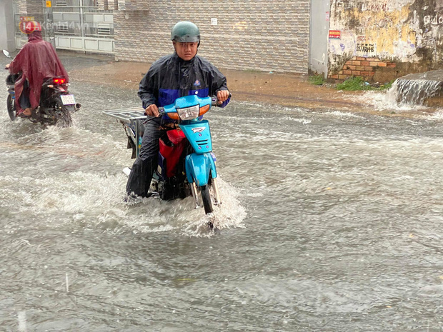 TP.HCM: Mưa lớn kéo dài khiến nhiều tuyến đường ngập nặng, người dân bất lực với phương tiện chết máy - Ảnh 4.