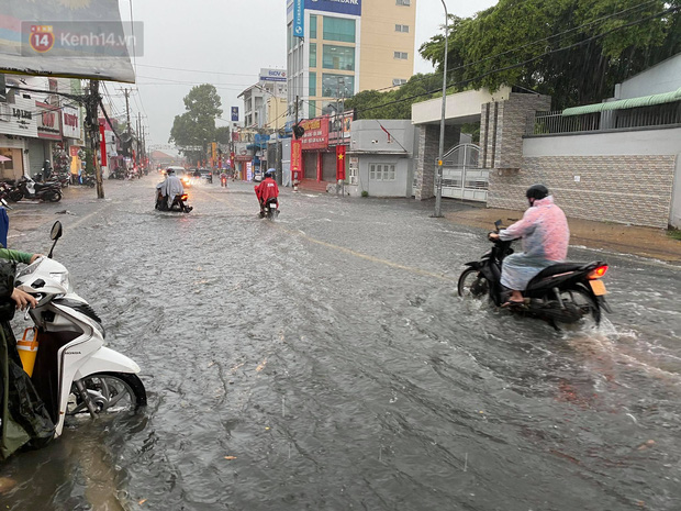 TP.HCM: Mưa lớn kéo dài khiến nhiều tuyến đường ngập nặng, người dân bất lực với phương tiện chết máy - Ảnh 7.