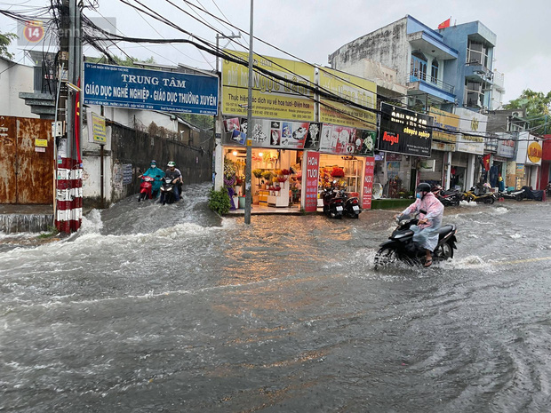 TP.HCM: Mưa lớn kéo dài khiến nhiều tuyến đường ngập nặng, người dân bất lực với phương tiện chết máy - Ảnh 5.