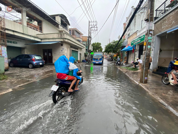 TP.HCM: Mưa lớn kéo dài khiến nhiều tuyến đường ngập nặng, người dân bất lực với phương tiện chết máy - Ảnh 12.