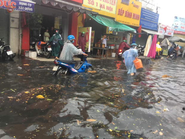 TP.HCM: Mưa lớn kéo dài khiến nhiều tuyến đường ngập nặng, người dân bất lực với phương tiện chết máy - Ảnh 19.