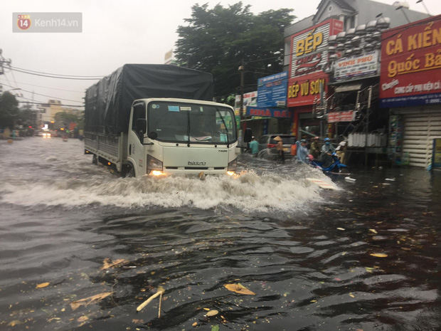 TP.HCM: Mưa lớn kéo dài khiến nhiều tuyến đường ngập nặng, người dân bất lực với phương tiện chết máy - Ảnh 20.