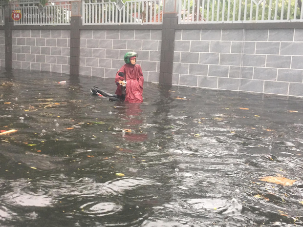 TP.HCM: Mưa lớn kéo dài khiến nhiều tuyến đường ngập nặng, người dân bất lực với phương tiện chết máy - Ảnh 15.