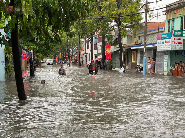 TP.HCM: Mưa lớn kéo dài khiến nhiều tuyến đường ngập nặng, người dân bất lực với phương tiện chết máy - Ảnh 16.