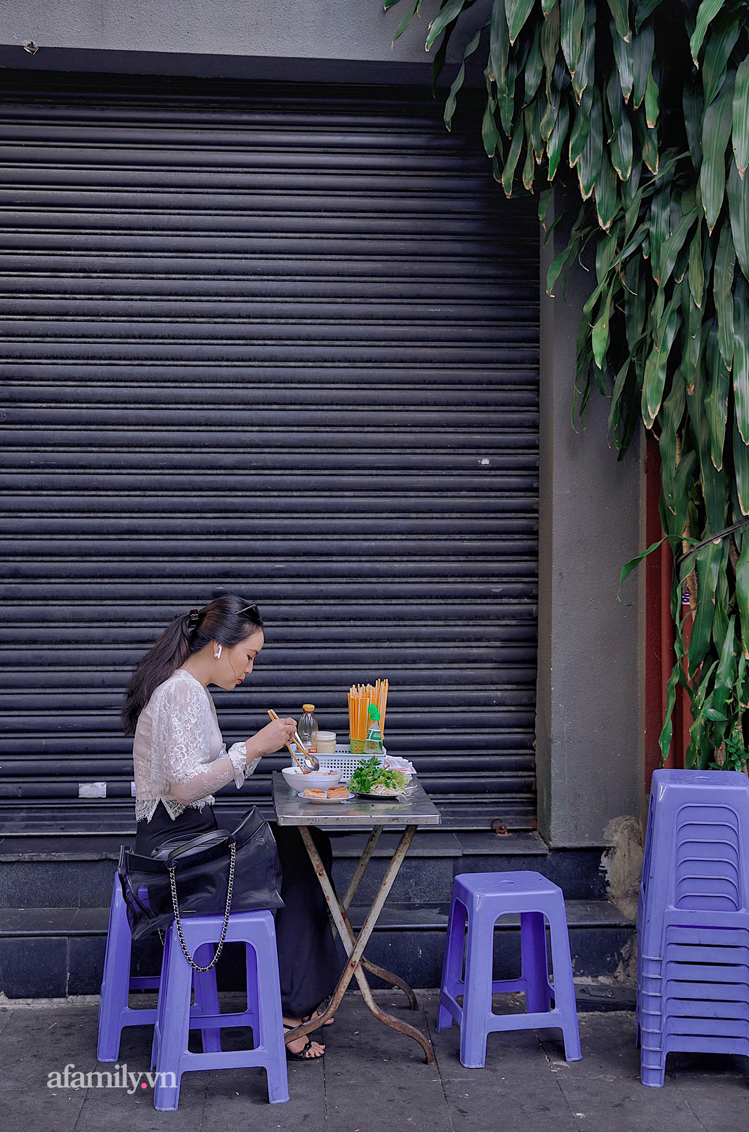 Tiệm hủ tiếu hơn 70 năm nổi tiếng với nồi sốt cà chua hầm cả Sài Gòn không đâu có, sở hữu tấm bảng hiệu được 