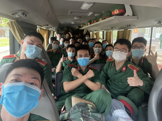 Hàng trăm sinh viên Quân y thần tốc hỗ trợ Bắc Giang chống dịch, làm việc 12-15 tiếng/ngày không nghỉ - Ảnh 1.