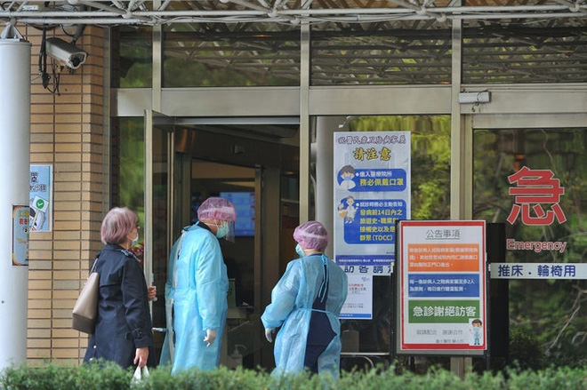 Đài Loan đang nóng ran: 2 bệnh viện lớn nhất thất thủ, phải xét nghiệm 8000 nhân viên trong 48 giờ - Ảnh 4.