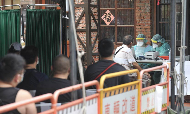Đài Loan đang nóng ran: 2 bệnh viện lớn nhất thất thủ, phải xét nghiệm 8000 nhân viên trong 48 giờ - Ảnh 3.