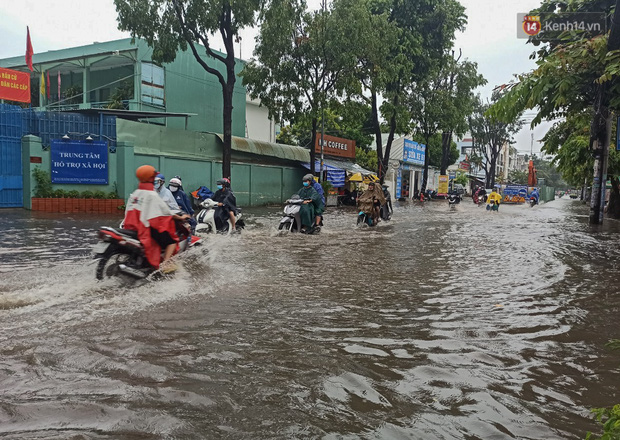 Sài Gòn mưa tối trời vào buổi sáng, đường ngập “te tua”, xe chết máy la liệt - Ảnh 11.