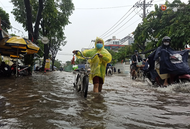 Sài Gòn mưa tối trời vào buổi sáng, đường ngập “te tua”, xe chết máy la liệt - Ảnh 8.