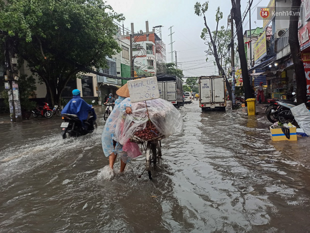 Sài Gòn mưa tối trời vào buổi sáng, đường ngập “te tua”, xe chết máy la liệt - Ảnh 9.