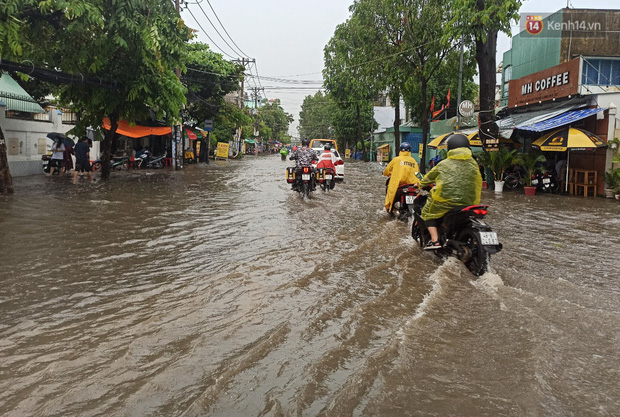 Sài Gòn mưa tối trời vào buổi sáng, đường ngập “te tua”, xe chết máy la liệt - Ảnh 7.