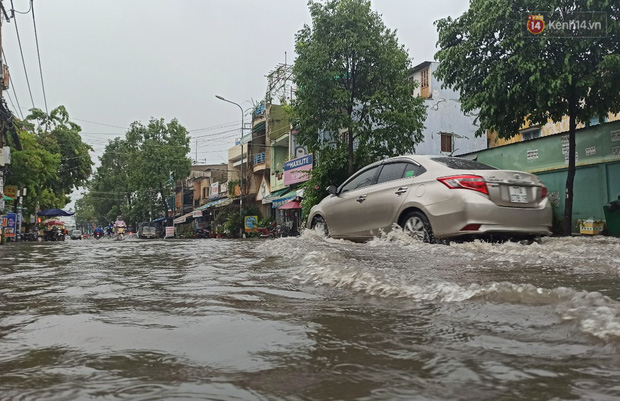 Sài Gòn mưa tối trời vào buổi sáng, đường ngập “te tua”, xe chết máy la liệt - Ảnh 4.