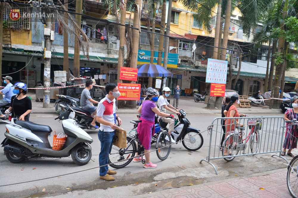 Cận cảnh phiên chợ chống dịch Covid-19 ở Hà Nội: Người dân bỏ tiền vào xô, nhận đồ ở chậu - Ảnh 8.