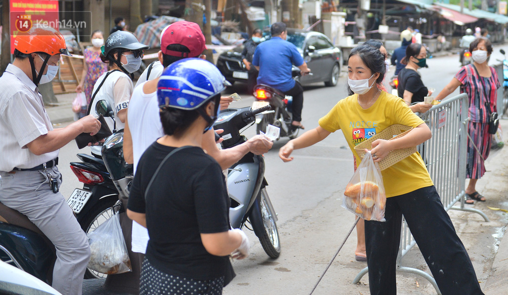 Cận cảnh phiên chợ chống dịch Covid-19 ở Hà Nội: Người dân bỏ tiền vào xô, nhận đồ ở chậu - Ảnh 10.