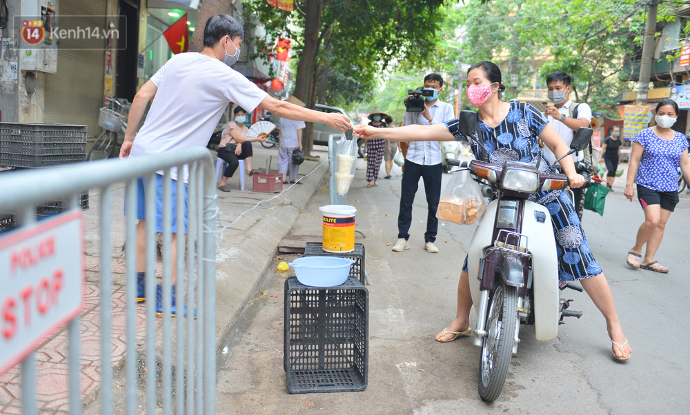 Cận cảnh phiên chợ chống dịch Covid-19 ở Hà Nội: Người dân bỏ tiền vào xô, nhận đồ ở chậu - Ảnh 6.