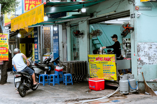 Quán xá Sài Gòn đồng loạt treo biển bán mang về: Nơi vẫn thấy đông người chờ mua, chỗ thì đóng cửa luôn vì quá ế ẩm - Ảnh 14.