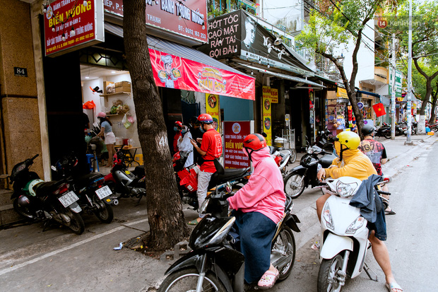 Quán xá Sài Gòn đồng loạt treo biển bán mang về: Nơi vẫn thấy đông người chờ mua, chỗ thì đóng cửa luôn vì quá ế ẩm - Ảnh 18.