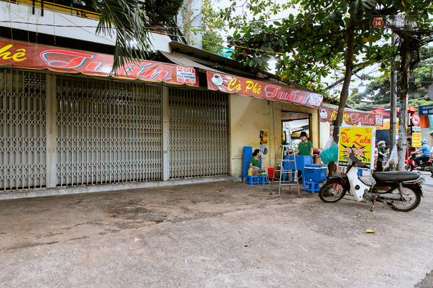 Quán xá Sài Gòn đồng loạt treo biển bán mang về: Nơi vẫn thấy đông người chờ mua, chỗ thì đóng cửa luôn vì quá ế ẩm - Ảnh 1.