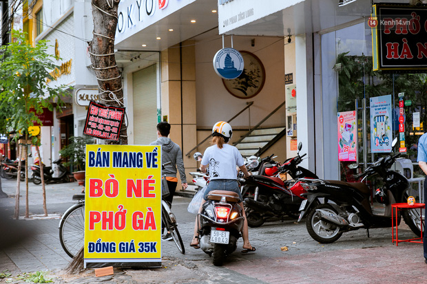 Quán xá Sài Gòn đồng loạt treo biển bán mang về: Nơi vẫn thấy đông người chờ mua, chỗ thì đóng cửa luôn vì quá ế ẩm - Ảnh 3.