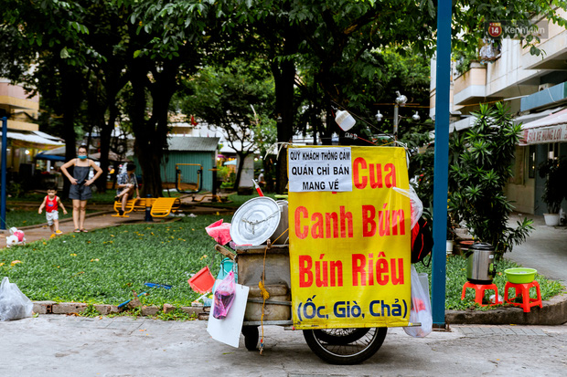 Quán xá Sài Gòn đồng loạt treo biển bán mang về: Nơi vẫn thấy đông người chờ mua, chỗ thì đóng cửa luôn vì quá ế ẩm - Ảnh 9.