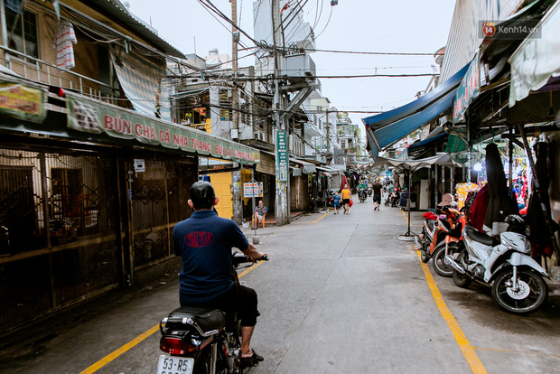 Quán xá Sài Gòn đồng loạt treo biển bán mang về: Nơi vẫn thấy đông người chờ mua, chỗ thì đóng cửa luôn vì quá ế ẩm - Ảnh 45.