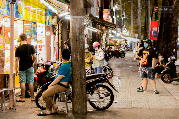 Quán xá Sài Gòn đồng loạt treo biển bán mang về: Nơi vẫn thấy đông người chờ mua, chỗ thì đóng cửa luôn vì quá ế ẩm - Ảnh 28.