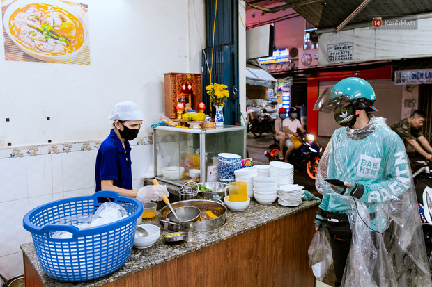 Quán xá Sài Gòn đồng loạt treo biển bán mang về: Nơi vẫn thấy đông người chờ mua, chỗ thì đóng cửa luôn vì quá ế ẩm - Ảnh 38.