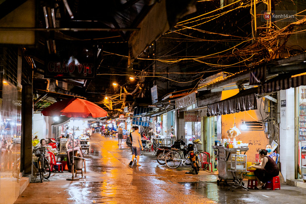 Quán xá Sài Gòn đồng loạt treo biển bán mang về: Nơi vẫn thấy đông người chờ mua, chỗ thì đóng cửa luôn vì quá ế ẩm - Ảnh 33.